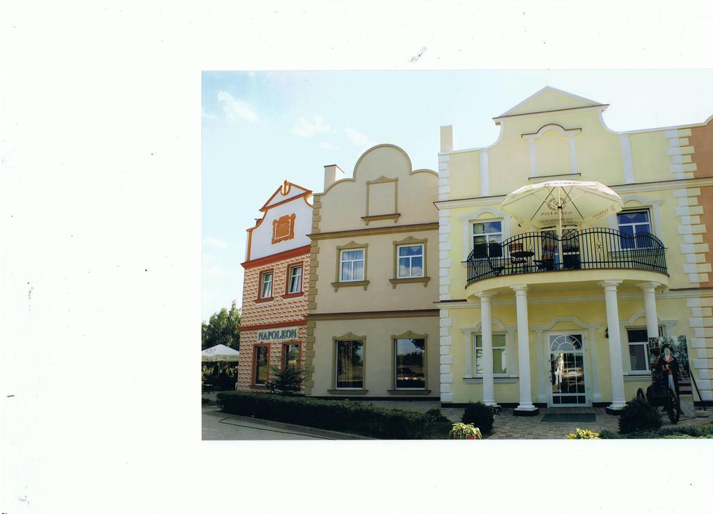 Hotel Napoleon Wroblew  Екстериор снимка